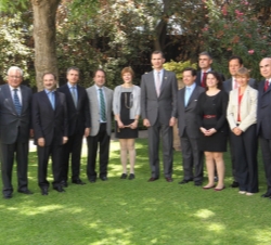 Fotografía de grupo de Don Felipe momentos antes del almuerzo en la residencia de la Embajada de España con diversos representantes del mundo político